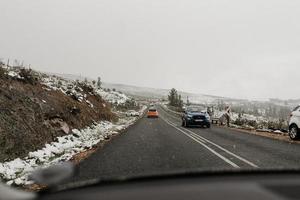 cidade do cabo, áfrica do sul, 2020 - carros na rodovia enquanto a neve está caindo foto