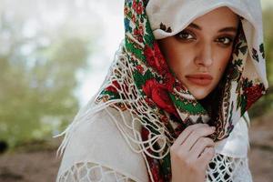 retrato de uma jovem com um vestido étnico ucraniano foto