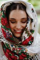 retrato de uma jovem sorridente em um vestido bordado tradicional foto