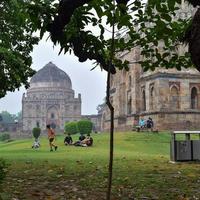 nova delhi, índia, 21 de junho de 2022 - arquitetura mogol dentro dos jardins lodhi, delhi, índia, bela arquitetura dentro da mesquita de três cúpulas no jardim lodhi foto