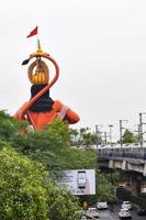 nova delhi, índia - 21 de junho de 2022 - grande estátua de lord hanuman perto da ponte do metrô de delhi situada perto de karol bagh, delhi, índia, lord hanuman grande estátua tocando o céu foto