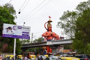 nova delhi, índia - 21 de junho de 2022 - grande estátua de lord hanuman perto da ponte do metrô de delhi situada perto de karol bagh, delhi, índia, lord hanuman grande estátua tocando o céu foto