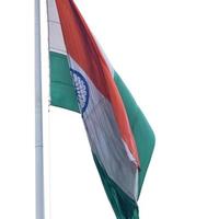 bandeira da índia voando alto no lugar de connaught com orgulho no céu azul, bandeira da índia tremulando, bandeira indiana no dia da independência e dia da república da índia, tiro inclinado, acenando a bandeira indiana, har ghar tiranga foto