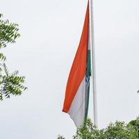 bandeira da índia voando alto no lugar de connaught com orgulho no céu azul, bandeira da índia tremulando, bandeira indiana no dia da independência e dia da república da índia, tiro inclinado, acenando a bandeira indiana, har ghar tiranga foto