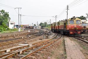 kalka, haryana, índia 14 de maio de 2022 - motor de locomotiva diesel de trem de brinquedo indiano na estação ferroviária de kalka durante o dia, motor de locomotiva diesel de trem de brinquedo kalka shimla foto