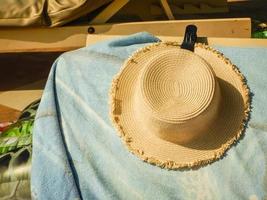 chapéu de sol em um lounge com uma toalha na piscina foto