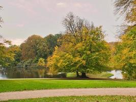 parque do castelo de frederiksborg no outono com poderosas árvores de folha caduca nos prados do jardim foto