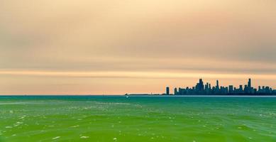 tiro do lago michigan e o horizonte de chicago com tons de azul e um lindo céu. foto