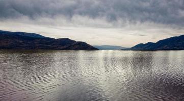 lago okanagan, acompanhado por um lindo céu, filmado do lago profundo no vale okanagan da colúmbia britânica, canadá. foto