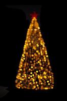 luzes amarelas borradas da árvore de natal em fundo preto isolado. elemento de design. abeto desfocado com estrela. overlay. ano Novo foto