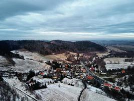 paisagem de inverno com mvillage perto de montanhas foto