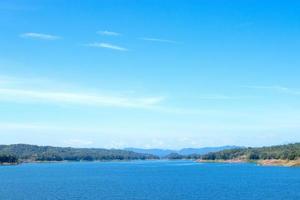 bela paisagem montanhosa na represa. foto