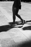 menina andando com sombra alongada em preto e branco. preto e branco. sombra e luz, silhueta de menina foto