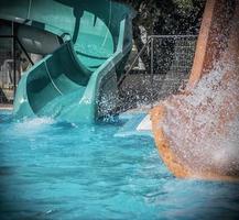 detalhes de slides azuis e laranja em um parque aquático foto