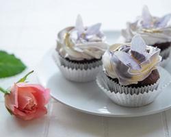 cupcakes com decoração de borboletas foto