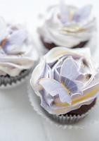 cupcakes com decoração de borboletas foto