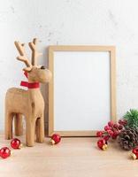 maquete de moldura de madeira em branco branco com decorações de natal foto