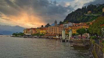 bellagio no lago como na italia foto