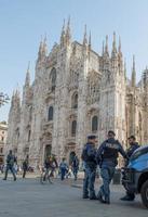 polícia da itália 2022 verificando turistas na piazza duomo em milão foto
