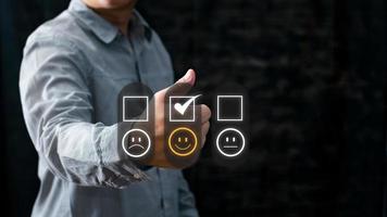 um homem de negócios polegares para cima no ícone de rosto sorridente feliz e cinco estrelas para dar satisfação no serviço. classificação muito impressionada. atendimento ao cliente e conceito de satisfação foto