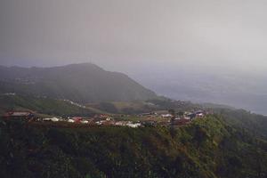 vista alta da província de phetchabun da montanha de phu thap boek, tailândia. tempo frio, montanhas altas e neblina espessa. foto