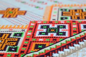 padrão de bordado de malha de arte popular ucraniana tradicional em tecido têxtil foto