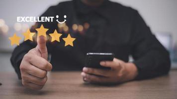 mão do cliente com ícone de feedback de classificação de cinco estrelas de ouro e nível de imprensa excelente classificação para dar o melhor ponto de pontuação para revisar o serviço, conceito de negócios foto