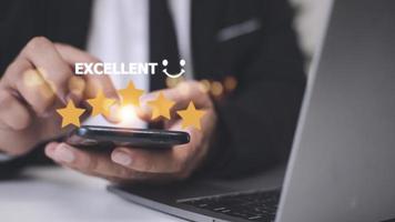 mão do cliente com ícone de feedback de classificação de cinco estrelas de ouro e nível de imprensa excelente classificação para dar o melhor ponto de pontuação para revisar o serviço, conceito de negócios foto