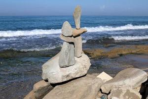 pedras na costa do mar mediterrâneo. foto