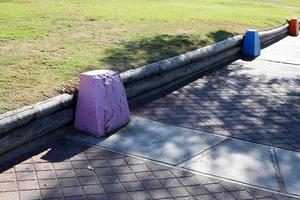 pavimento ao longo da estrada para o tráfego de pedestres. foto