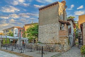 imagem do centro histórico da cidade costeira croata de porec na luz da manhã durante o nascer do sol foto