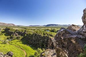 vista sobre falésias de falha continental de thingvellir na islândia em um dia ensolarado no verão de 2017 foto