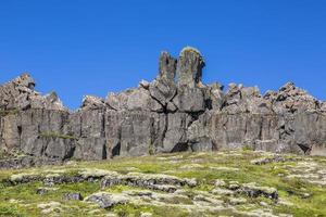 vista sobre falésias de falha continental de thingvellir na islândia em um dia ensolarado no verão de 2017 foto