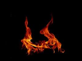 uma bela chama em forma como imaginada. como do inferno, mostrando um fervor perigoso e ardente, fundo preto. foto