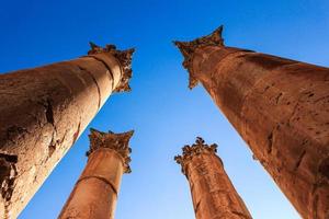 antigas ruínas da coluna romana em jerash foto