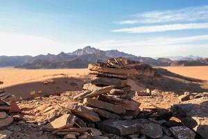 pilhas de pedras no deserto em wadi rum jordânia foto