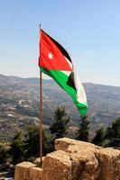 Bandeira da Jordânia em um forte dos cruzados em Ajloun, na Jordânia foto