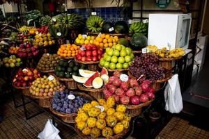 fruta num mercado alimentar em funchal madeira foto