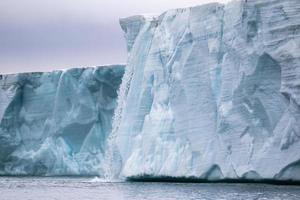 geleira no mar no ártico em nordaustlandet foto