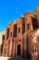 antigo templo nabateu esculpido na rocha em petra foto