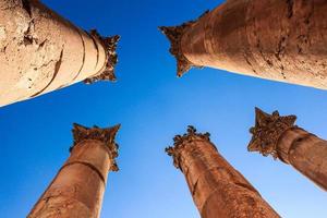 antigas ruínas da coluna romana em jerash foto