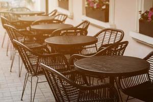 mesas vazias de café de rua. foto