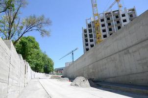 trabalhando guindastes altos dentro do lugar com edifícios altos em construção foto