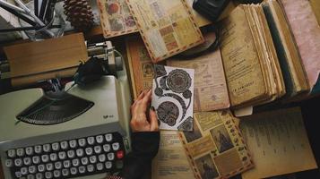 configuração de mesa vintage com livros antigos e máquina de escrever foto