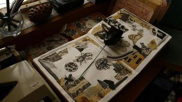 configuração de mesa vintage com livros antigos e máquina de escrever foto