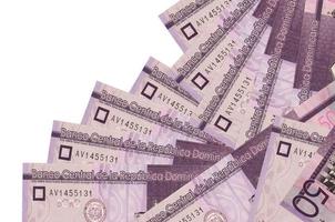 As contas de 50 pesos dominicanos encontram-se em ordem diferente isoladas em branco. banco local ou conceito de ganhar dinheiro foto