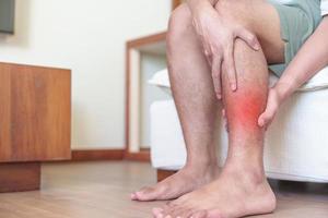 homem com dor nas pernas devido a cãibras nos músculos da panturrilha e dores nas canelas. lesões, saúde e conceito médico foto