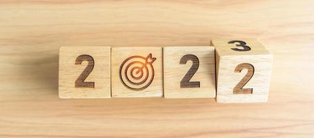 2022 muda para o bloco de 2023 anos com ícone de alvo. meta, alvo, resolução, estratégia, plano, ação, missão, motivação e conceitos de início de ano novo foto
