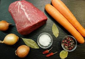 cozinha tradicional alemã uma carne assada com legumes e batatas foto