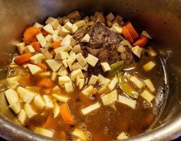 cozinha tradicional alemã uma carne assada com legumes e batatas foto